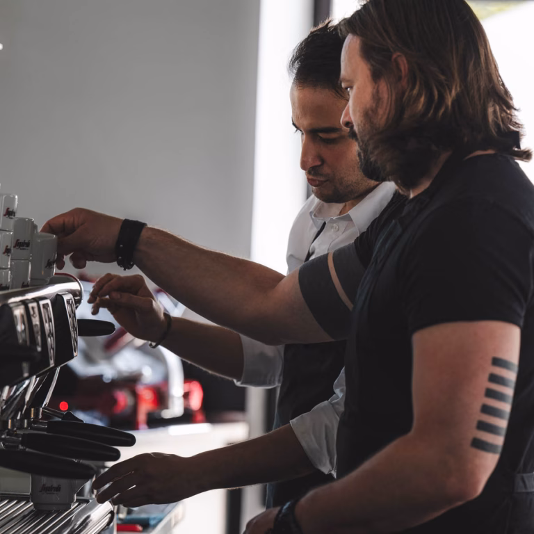 Imagebild 2 Männer an Siebträger-Maschine