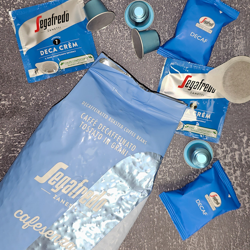 Moodbild von oben entkoffeinierte Produkte in Alu-Kapseln, Softpads und Bohnen im Beutel